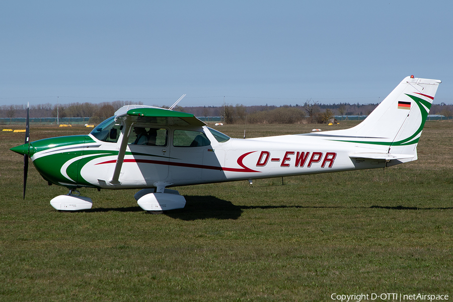 (Private) Cessna 172N Skyhawk II (D-EWPR) | Photo 505298