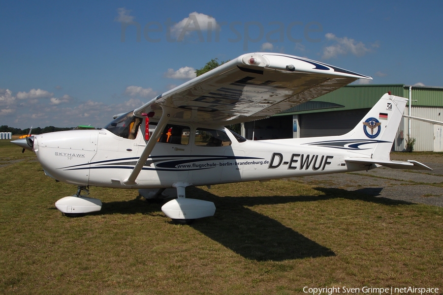 Flugschule Berlin-Brandenburg Cessna 172S Skyhawk SP (D-EWUF) | Photo 469166