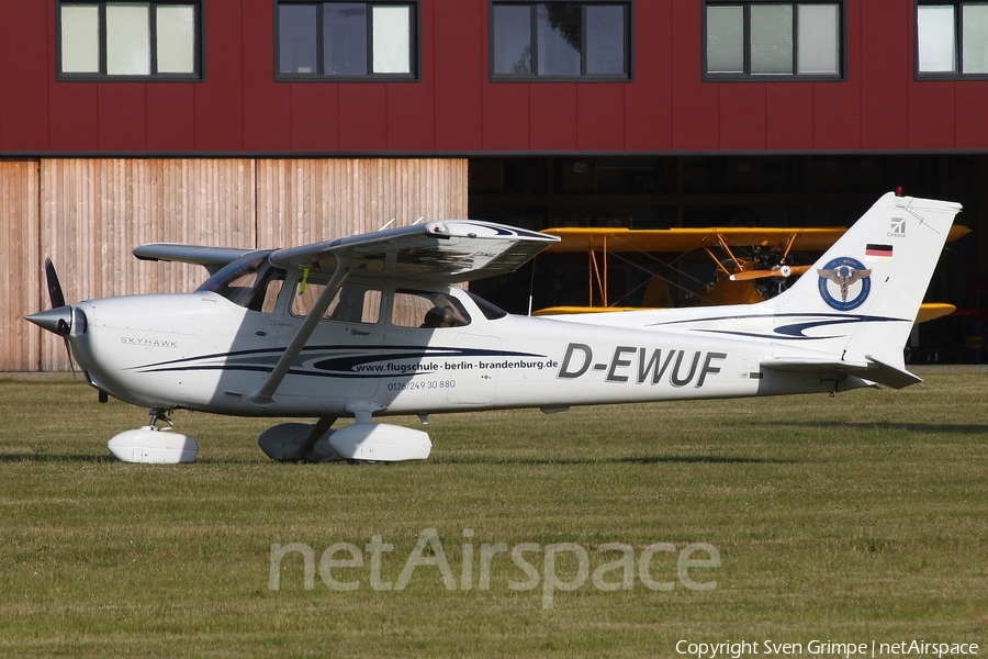 Flugschule Berlin-Brandenburg Cessna 172S Skyhawk SP (D-EWUF) | Photo 513774