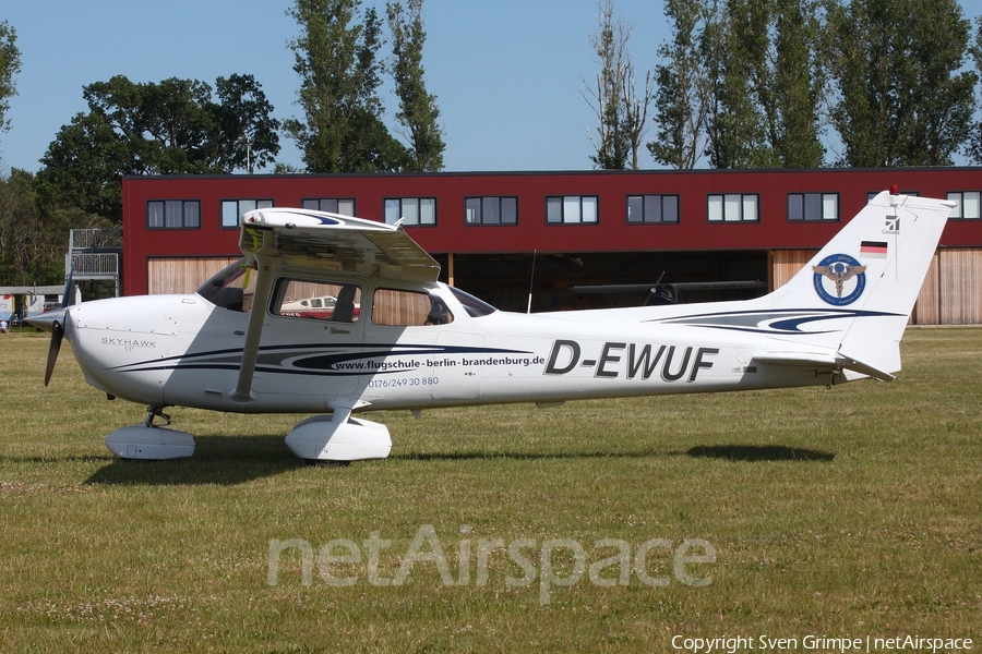 Flugschule Berlin-Brandenburg Cessna 172S Skyhawk SP (D-EWUF) | Photo 514112