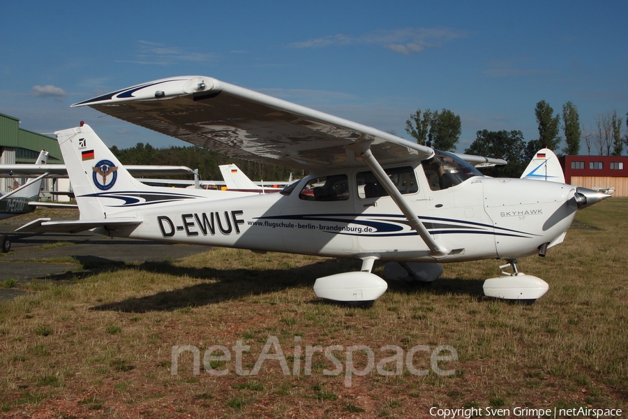 Flugschule Berlin-Brandenburg Cessna 172S Skyhawk SP (D-EWUF) | Photo 458174