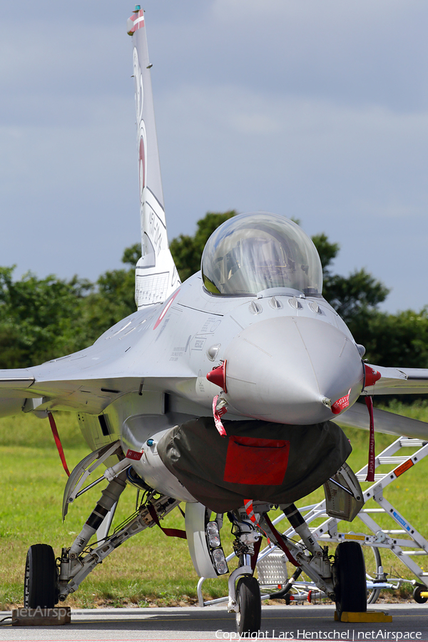 Royal Danish Air Force (Flyvevåbnet) General Dynamics F-16AM Fighting Falcon (E-008) | Photo 112491