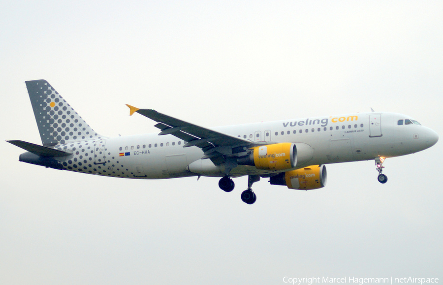 Vueling Airbus A320-214 (EC-HHA) | Photo 124273