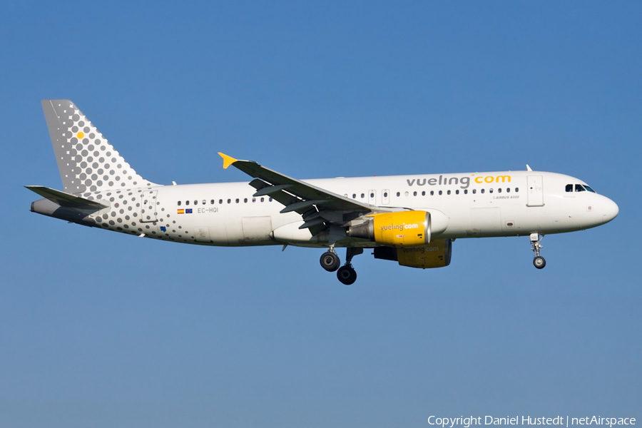 Vueling Airbus A320-214 (EC-HQI) | Photo 544952
