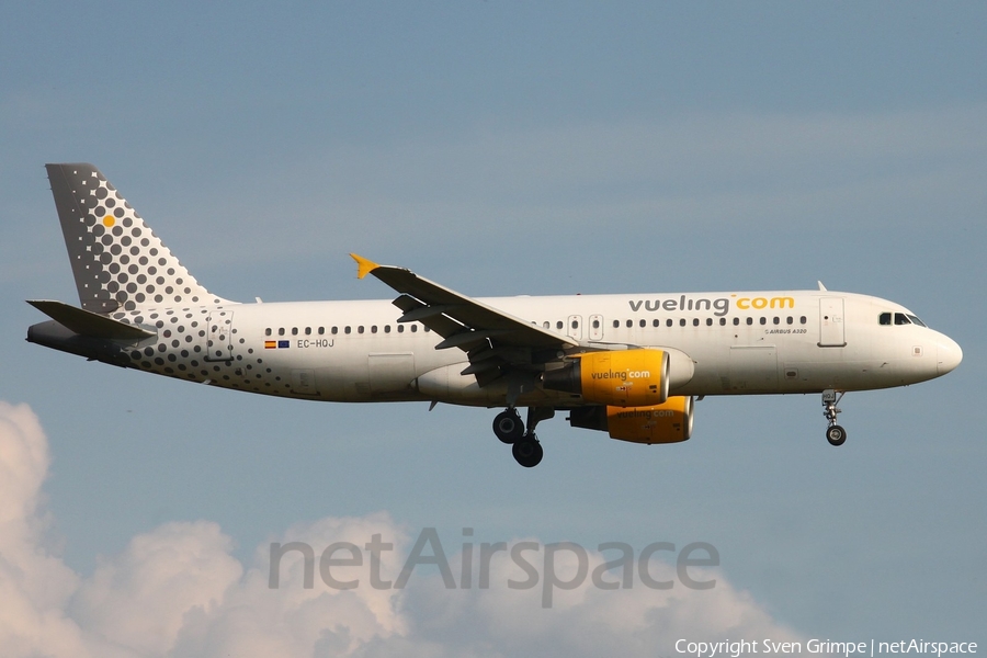 Vueling Airbus A320-214 (EC-HQJ) | Photo 15495