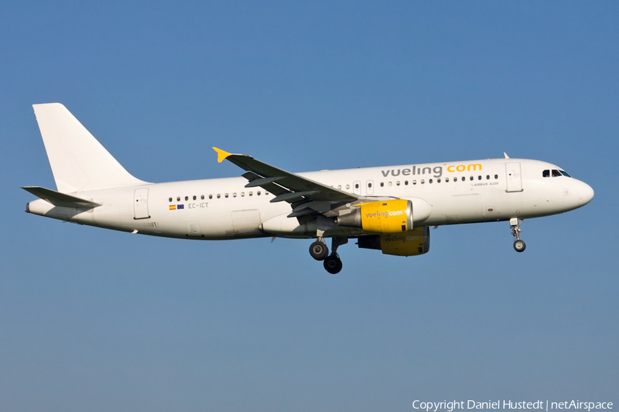 Vueling Airbus A320-211 (EC-ICT) | Photo 544956