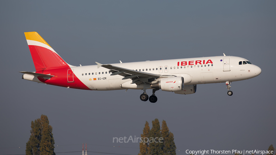Iberia Airbus A320-214 (EC-IZR) | Photo 438304