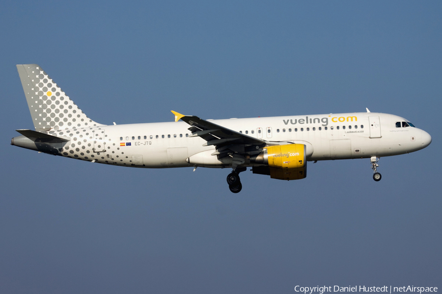 Vueling Airbus A320-214 (EC-JTQ) | Photo 555025