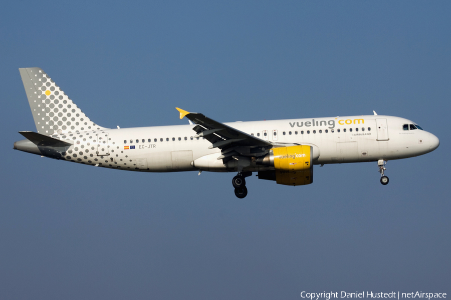 Vueling Airbus A320-214 (EC-JTR) | Photo 555027
