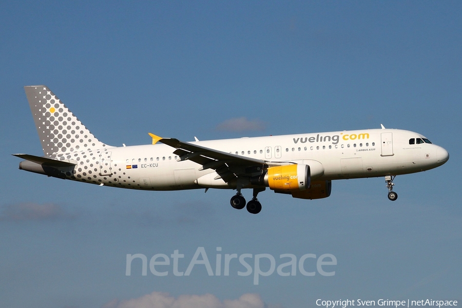 Vueling Airbus A320-216 (EC-KCU) | Photo 16083