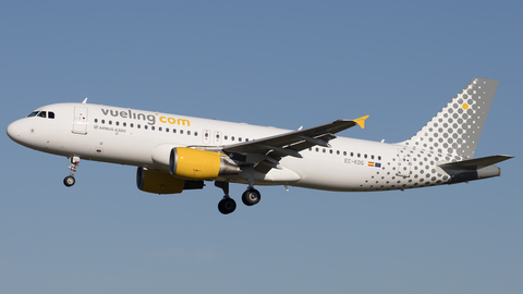 Vueling Airbus A320-214 (EC-KDG) at  Barcelona - El Prat, Spain