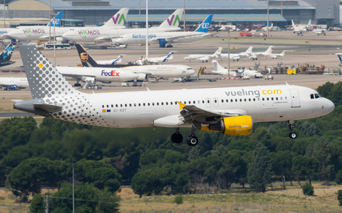 Vueling Airbus A320-216 (EC-KDT) at  Madrid - Barajas, Spain