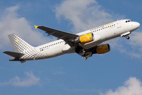 Vueling Airbus A320-216 (EC-KFI) at  Stockholm - Arlanda, Sweden