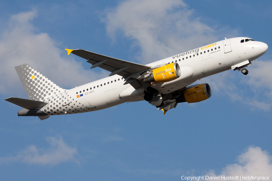 Vueling Airbus A320-216 (EC-KFI) | Photo 610353