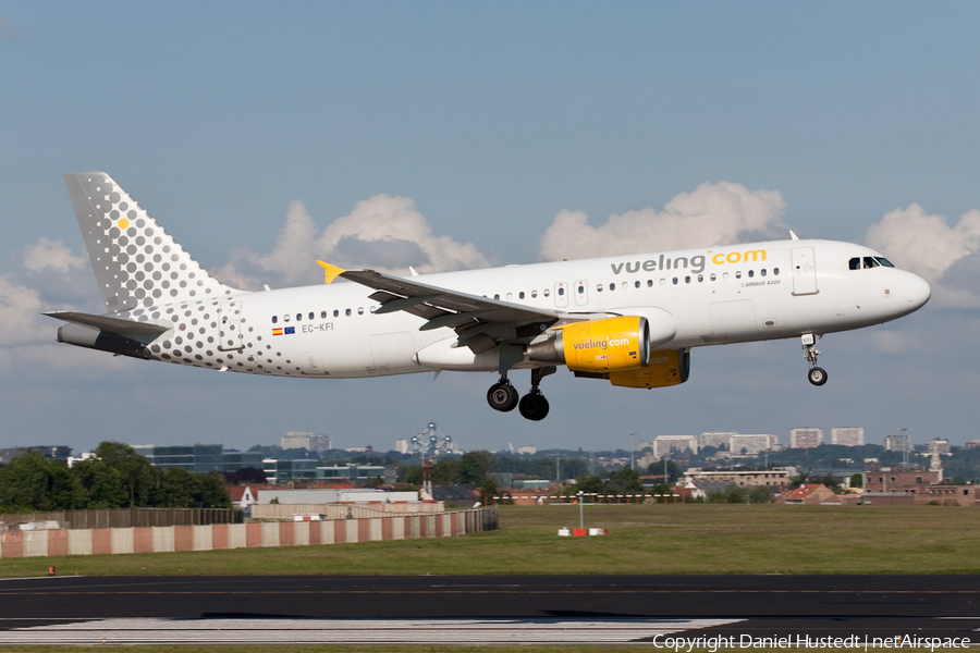 Vueling Airbus A320-216 (EC-KFI) | Photo 644516