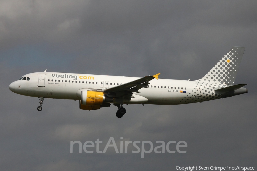 Vueling Airbus A320-216 (EC-KHN) | Photo 105669