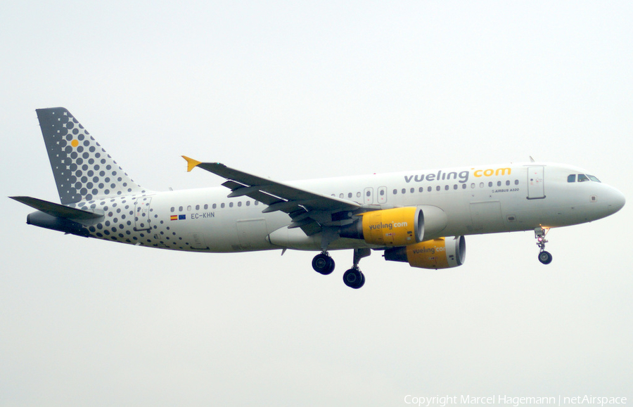 Vueling Airbus A320-216 (EC-KHN) | Photo 124271