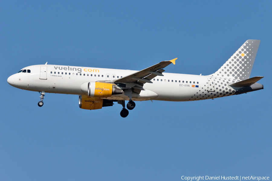 Vueling Airbus A320-216 (EC-KHN) | Photo 504974