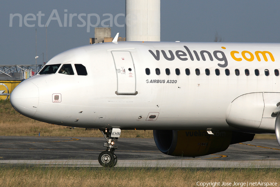 Vueling Airbus A320-216 (EC-KHN) | Photo 535892