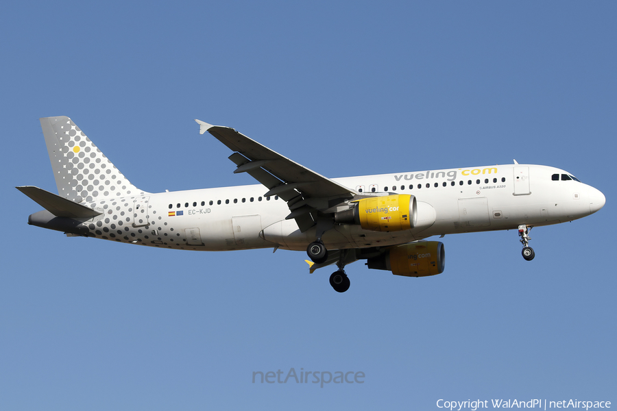 Vueling Airbus A320-216 (EC-KJD) | Photo 576069
