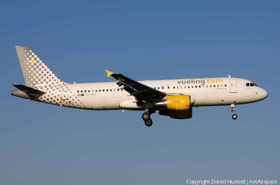 Vueling Airbus A320-214 (EC-KKT) | Photo 548058