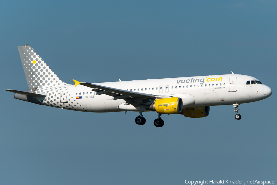 Vueling Airbus A320-214 (EC-KLB) | Photo 301182