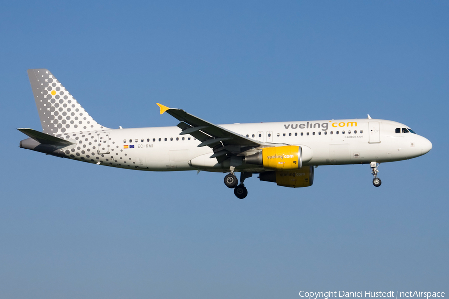 Vueling Airbus A320-216 (EC-KMI) | Photo 544958