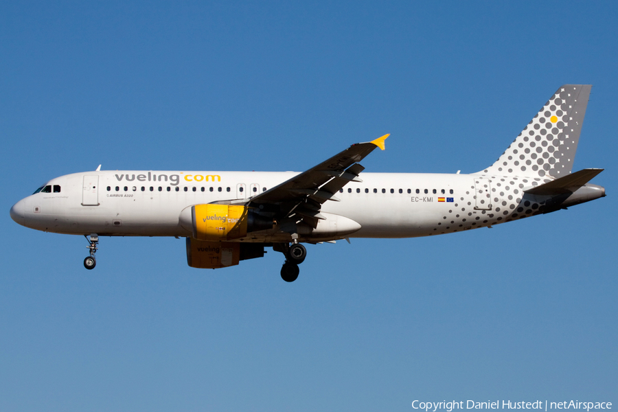 Vueling Airbus A320-216 (EC-KMI) | Photo 539291