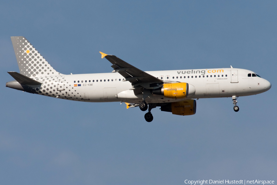Vueling Airbus A320-216 (EC-KMI) | Photo 635898