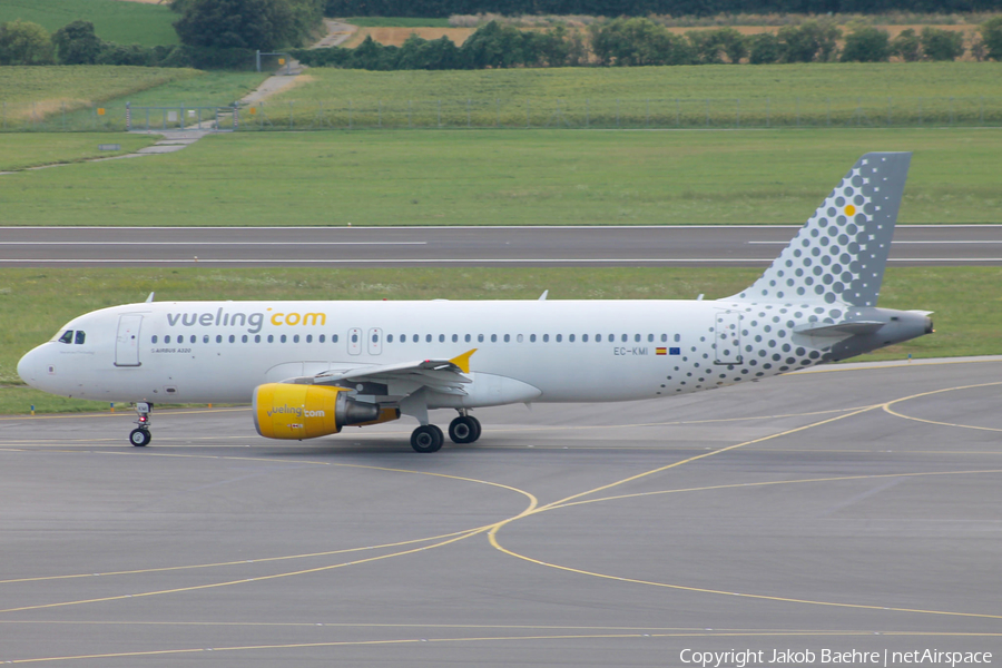 Vueling Airbus A320-216 (EC-KMI) | Photo 138234