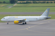 Vueling Airbus A320-216 (EC-KMI) at  Vienna - Schwechat, Austria