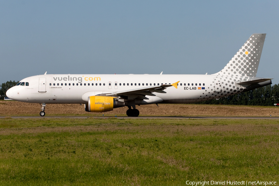 Vueling Airbus A320-214 (EC-LAB) | Photo 490147