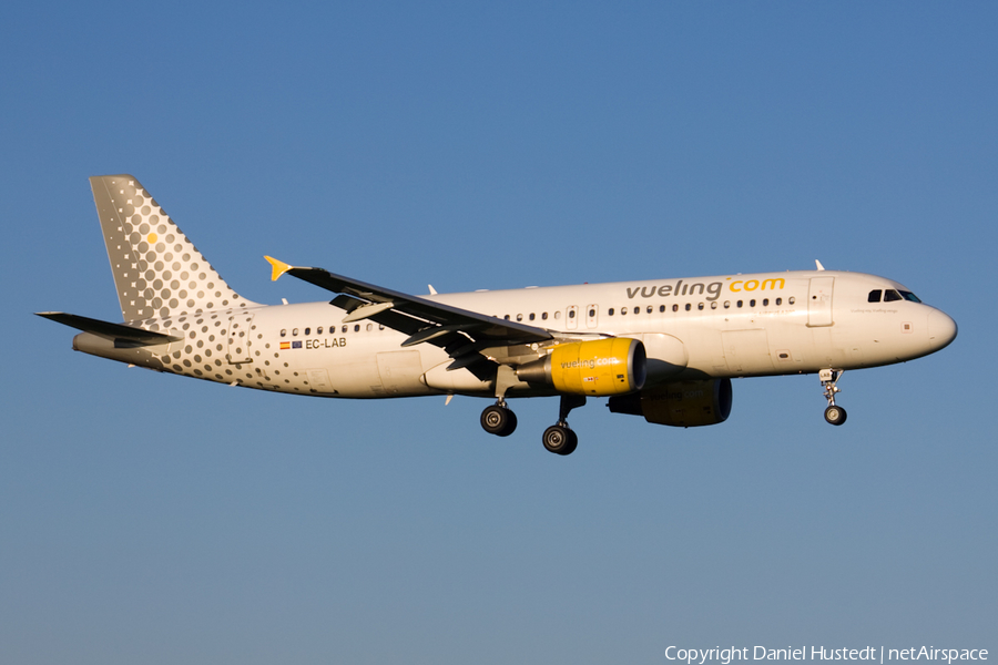 Vueling Airbus A320-214 (EC-LAB) | Photo 548060