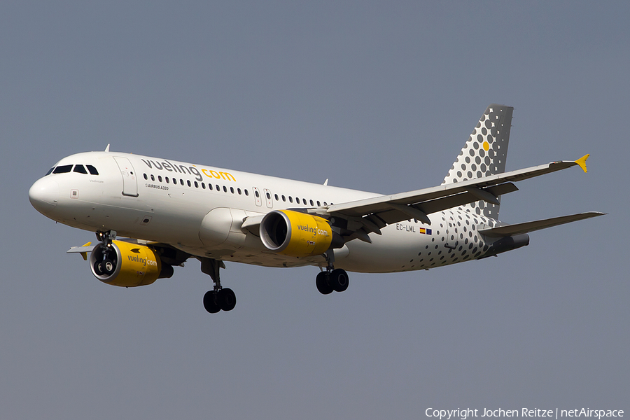 Vueling Airbus A320-214 (EC-LML) | Photo 82322