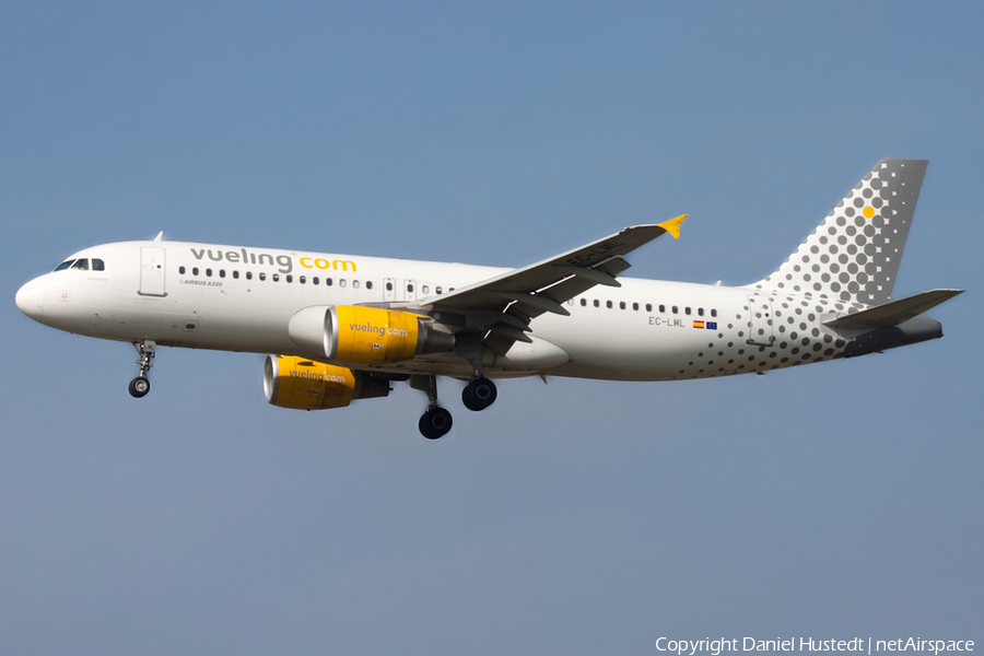 Vueling Airbus A320-214 (EC-LML) | Photo 659004
