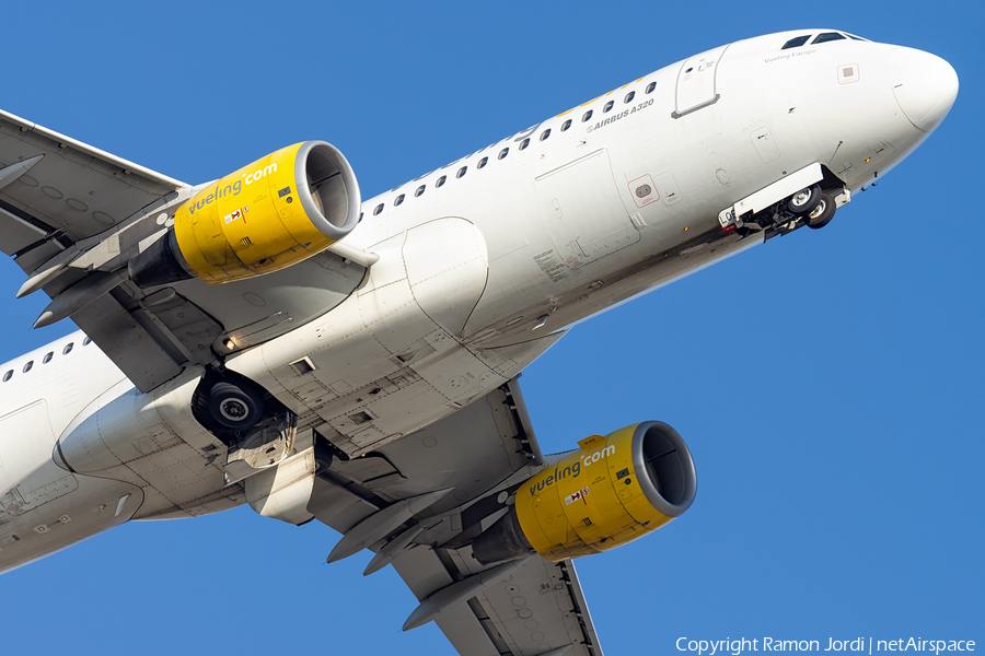 Vueling Airbus A320-214 (EC-LOB) | Photo 406292