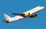 Vueling Airbus A320-214 (EC-LOB) at  Madrid - Barajas, Spain