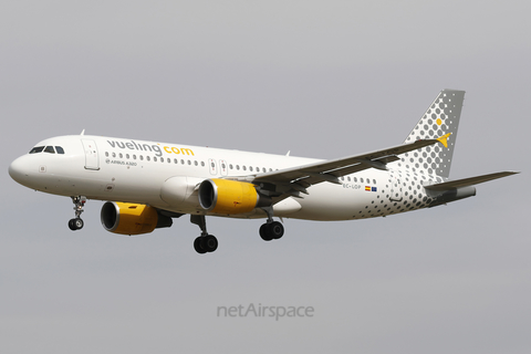 Vueling Airbus A320-214 (EC-LOP) at  Barcelona - El Prat, Spain