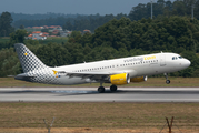 Vueling Airbus A320-214 (EC-LRN) at  Porto, Portugal
