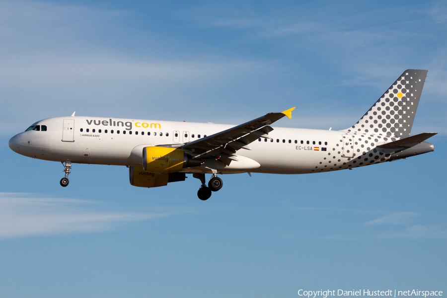 Vueling Airbus A320-214 (EC-LSA) | Photo 540564