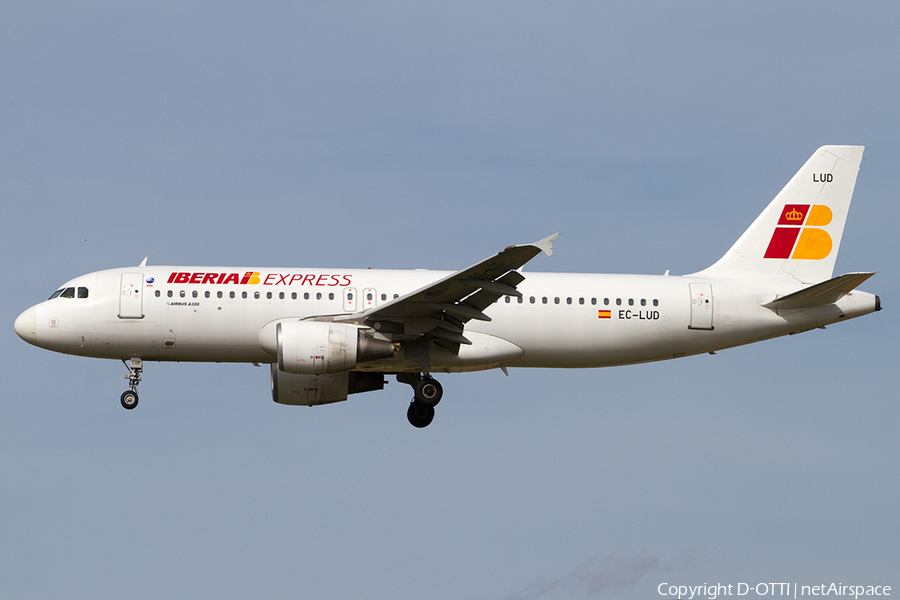 Iberia Express Airbus A320-214 (EC-LUD) | Photo 520946