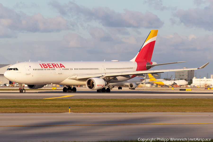Iberia Airbus A330-302 (EC-LUK) | Photo 560790