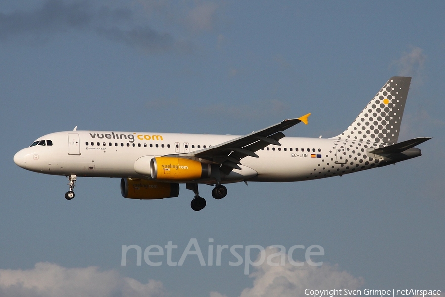Vueling Airbus A320-232 (EC-LUN) | Photo 28835