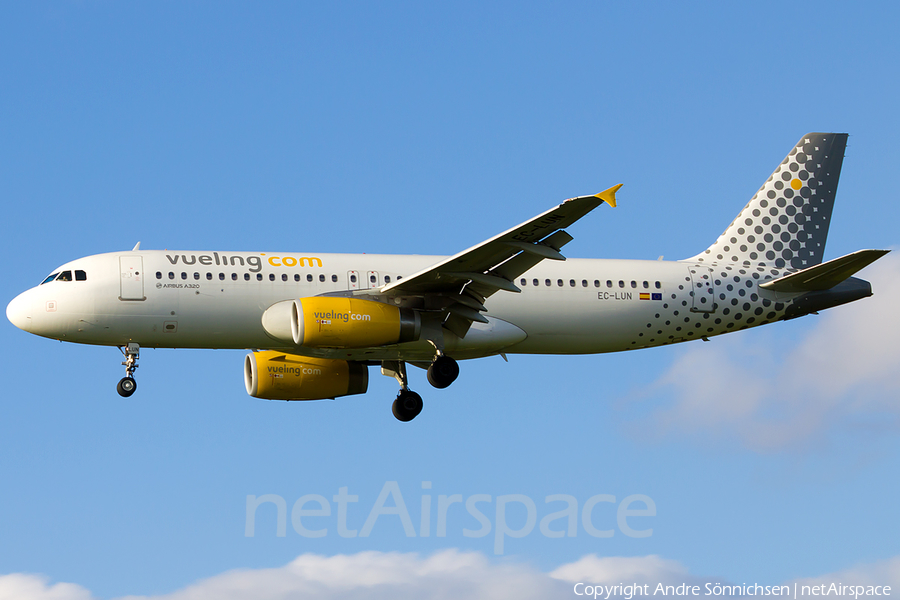 Vueling Airbus A320-232 (EC-LUN) | Photo 34689