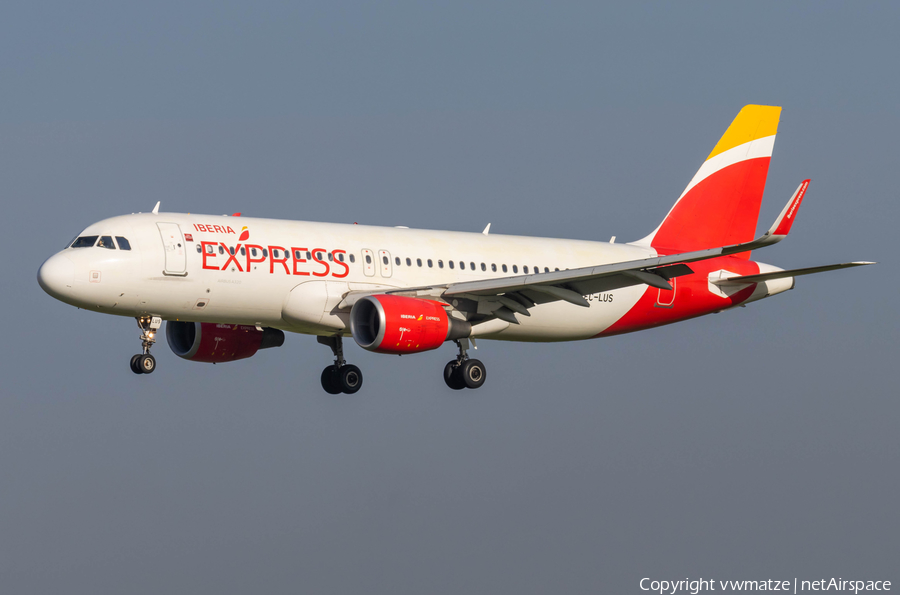 Iberia Express Airbus A320-216 (EC-LUS) | Photo 534362