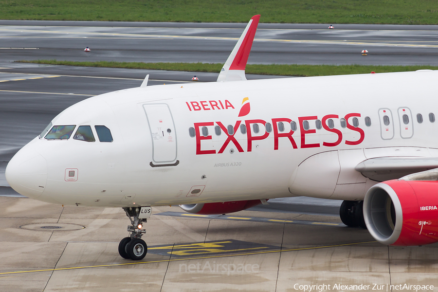 Iberia Express Airbus A320-216 (EC-LUS) | Photo 412160