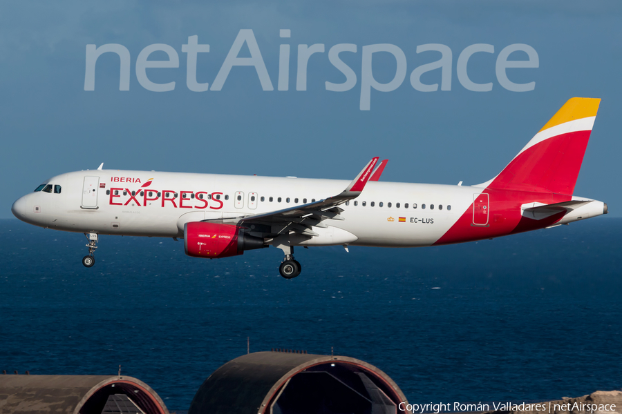 Iberia Express Airbus A320-216 (EC-LUS) | Photo 405383