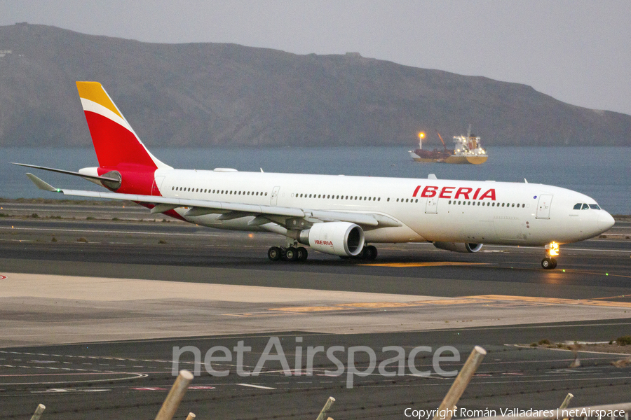 Iberia Airbus A330-302 (EC-LUX) | Photo 500641