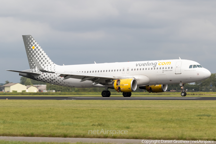 Vueling Airbus A320-214 (EC-LVU) | Photo 135964