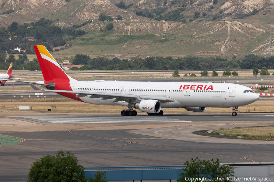 Iberia Airbus A330-302 (EC-LXK) | Photo 509323